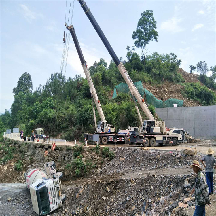 安义汽车掉沟里叫吊车救援要多少钱